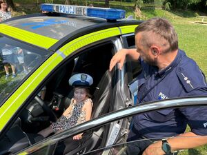 Policjanci z brzozowskiej komendy odwiedzili dzieci z Przedszkola Samorządowego nr 2  z Oddziałami Integracyjnymi im. Marii Konopnickiej w Brzozowie. Policjant z wydziału ruchu drogowego oraz brzozowska profilaktyk, podczas spotkania, przybliżyli najmłodszym zawód policjanta, opowiedzieli  o swojej pracy a także uczyli dzieci bezpiecznych zachowań. Funkcjonariusze przypomnieli również podstawowe przepisy obowiązujące w ruchu drogowym.