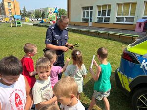 Policjanci z brzozowskiej komendy odwiedzili dzieci z Przedszkola Samorządowego nr 2  z Oddziałami Integracyjnymi im. Marii Konopnickiej w Brzozowie. Policjant z wydziału ruchu drogowego oraz brzozowska profilaktyk, podczas spotkania, przybliżyli najmłodszym zawód policjanta, opowiedzieli  o swojej pracy a także uczyli dzieci bezpiecznych zachowań. Funkcjonariusze przypomnieli również podstawowe przepisy obowiązujące w ruchu drogowym.