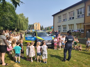 Policjanci z brzozowskiej komendy odwiedzili dzieci z Przedszkola Samorządowego nr 2  z Oddziałami Integracyjnymi im. Marii Konopnickiej w Brzozowie. Policjant z wydziału ruchu drogowego oraz brzozowska profilaktyk, podczas spotkania, przybliżyli najmłodszym zawód policjanta, opowiedzieli  o swojej pracy a także uczyli dzieci bezpiecznych zachowań. Funkcjonariusze przypomnieli również podstawowe przepisy obowiązujące w ruchu drogowym.