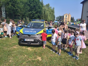 Policjanci z brzozowskiej komendy odwiedzili dzieci z Przedszkola Samorządowego nr 2  z Oddziałami Integracyjnymi im. Marii Konopnickiej w Brzozowie. Policjant z wydziału ruchu drogowego oraz brzozowska profilaktyk, podczas spotkania, przybliżyli najmłodszym zawód policjanta, opowiedzieli  o swojej pracy a także uczyli dzieci bezpiecznych zachowań. Funkcjonariusze przypomnieli również podstawowe przepisy obowiązujące w ruchu drogowym.