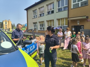Policjanci z brzozowskiej komendy odwiedzili dzieci z Przedszkola Samorządowego nr 2  z Oddziałami Integracyjnymi im. Marii Konopnickiej w Brzozowie. Policjant z wydziału ruchu drogowego oraz brzozowska profilaktyk, podczas spotkania, przybliżyli najmłodszym zawód policjanta, opowiedzieli  o swojej pracy a także uczyli dzieci bezpiecznych zachowań. Funkcjonariusze przypomnieli również podstawowe przepisy obowiązujące w ruchu drogowym.