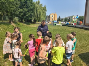 Policjanci z brzozowskiej komendy odwiedzili dzieci z Przedszkola Samorządowego nr 2  z Oddziałami Integracyjnymi im. Marii Konopnickiej w Brzozowie. Policjant z wydziału ruchu drogowego oraz brzozowska profilaktyk, podczas spotkania, przybliżyli najmłodszym zawód policjanta, opowiedzieli  o swojej pracy a także uczyli dzieci bezpiecznych zachowań. Funkcjonariusze przypomnieli również podstawowe przepisy obowiązujące w ruchu drogowym.