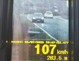 19-letni mieszkaniec powiatu brzozowskiego, trzy dni cieszył się swoim prawem jazdy. Młody mężczyzna jechał z prędkością 107 km/h w Przysietnicy, gdzie obowiązuje ograniczenie do 50 km/h. Nieodpowiedzialny kierowca został zatrzymany przez policjantów ruchu drogowego. Za rażące  naruszenie przepisów kierowca BMW stracił prawo jazdy na trzy miesiące.