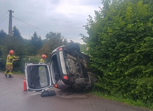 Brzozowscy policjanci wyjaśniają okoliczności wypadku drogowego, do którego doszło w niedzielę w Wesołej.  Kierujący Peugeotem podczas wyprzedzania, stracił panowanie nad pojazdem i dachował. W wyniku zdarzenia trzy osoby trafiły do szpitala.