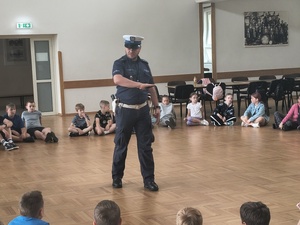 W ramach ogólnopolskich akcji „Kręci mnie bezpieczeństwo w lecie” oraz "Bezpieczne wakacje" brzozowscy policjanci odwiedzili dzieci wypoczywające na półkolonii w Haczowie. Spotkanie z dziećmi i młodzieżą były dobrą okazją do rozmów na temat bezpiecznego spędzania wolnego czasu.