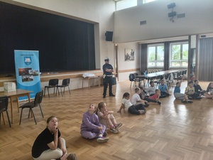 W ramach ogólnopolskich akcji „Kręci mnie bezpieczeństwo w lecie” oraz "Bezpieczne wakacje" brzozowscy policjanci odwiedzili dzieci wypoczywające na półkolonii w Haczowie. Spotkanie z dziećmi i młodzieżą były dobrą okazją do rozmów na temat bezpiecznego spędzania wolnego czasu.