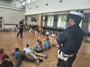 W ramach ogólnopolskich akcji „Kręci mnie bezpieczeństwo w lecie” oraz "Bezpieczne wakacje" brzozowscy policjanci odwiedzili dzieci wypoczywające na półkolonii w Haczowie. Spotkanie z dziećmi i młodzieżą były dobrą okazją do rozmów na temat bezpiecznego spędzania wolnego czasu.