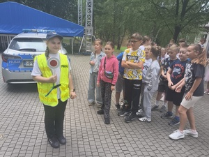 W ramach ogólnopolskich akcji „Kręci mnie bezpieczeństwo w lecie” oraz "Bezpieczne wakacje" brzozowscy policjanci odwiedzili dzieci wypoczywające na półkolonii w Haczowie. Spotkanie z dziećmi i młodzieżą były dobrą okazją do rozmów na temat bezpiecznego spędzania wolnego czasu.