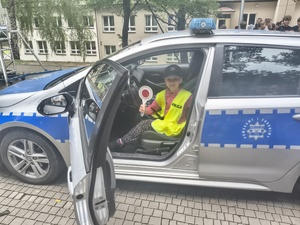 W ramach ogólnopolskich akcji „Kręci mnie bezpieczeństwo w lecie” oraz "Bezpieczne wakacje" brzozowscy policjanci odwiedzili dzieci wypoczywające na półkolonii w Haczowie. Spotkanie z dziećmi i młodzieżą były dobrą okazją do rozmów na temat bezpiecznego spędzania wolnego czasu.