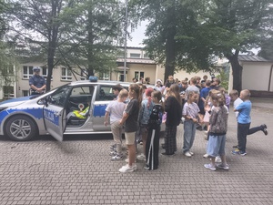 W ramach ogólnopolskich akcji „Kręci mnie bezpieczeństwo w lecie” oraz "Bezpieczne wakacje" brzozowscy policjanci odwiedzili dzieci wypoczywające na półkolonii w Haczowie. Spotkanie z dziećmi i młodzieżą były dobrą okazją do rozmów na temat bezpiecznego spędzania wolnego czasu.
