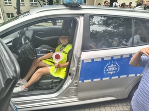 W ramach ogólnopolskich akcji „Kręci mnie bezpieczeństwo w lecie” oraz "Bezpieczne wakacje" brzozowscy policjanci odwiedzili dzieci wypoczywające na półkolonii w Haczowie. Spotkanie z dziećmi i młodzieżą były dobrą okazją do rozmów na temat bezpiecznego spędzania wolnego czasu.