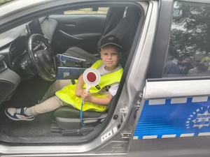 W ramach ogólnopolskich akcji „Kręci mnie bezpieczeństwo w lecie” oraz "Bezpieczne wakacje" brzozowscy policjanci odwiedzili dzieci wypoczywające na półkolonii w Haczowie. Spotkanie z dziećmi i młodzieżą były dobrą okazją do rozmów na temat bezpiecznego spędzania wolnego czasu.