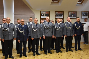 Policjanci i pracownicy Komendy Powiatowej Policji w Brzozowie obchodzili wczoraj swoje święto. Podczas uroczystej zbiórki funkcjonariusze brzozowskiej jednostki odebrali odznaczenia i awanse na wyższe stopnie służbowe. Akty mianowania wręczył Zastępca Komendanta Wojewódzkiego Policji w Rzeszowie insp. Piotr Stępka oraz Komendant Powiatowy Policji w Brzozowie mł. insp. Robert Gęborys.