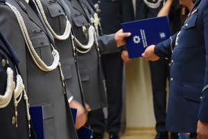 Policjanci i pracownicy Komendy Powiatowej Policji w Brzozowie obchodzili wczoraj swoje święto. Podczas uroczystej zbiórki funkcjonariusze brzozowskiej jednostki odebrali odznaczenia i awanse na wyższe stopnie służbowe. Akty mianowania wręczył Zastępca Komendanta Wojewódzkiego Policji w Rzeszowie insp. Piotr Stępka oraz Komendant Powiatowy Policji w Brzozowie mł. insp. Robert Gęborys.
