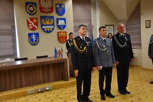 Policjanci i pracownicy Komendy Powiatowej Policji w Brzozowie obchodzili wczoraj swoje święto. Podczas uroczystej zbiórki funkcjonariusze brzozowskiej jednostki odebrali odznaczenia i awanse na wyższe stopnie służbowe. Akty mianowania wręczył Zastępca Komendanta Wojewódzkiego Policji w Rzeszowie insp. Piotr Stępka oraz Komendant Powiatowy Policji w Brzozowie mł. insp. Robert Gęborys.