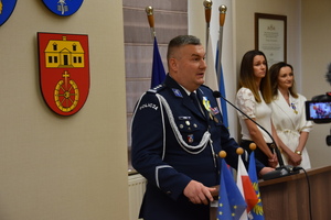 Policjanci i pracownicy Komendy Powiatowej Policji w Brzozowie obchodzili wczoraj swoje święto. Podczas uroczystej zbiórki funkcjonariusze brzozowskiej jednostki odebrali odznaczenia i awanse na wyższe stopnie służbowe. Akty mianowania wręczył Zastępca Komendanta Wojewódzkiego Policji w Rzeszowie insp. Piotr Stępka oraz Komendant Powiatowy Policji w Brzozowie mł. insp. Robert Gęborys.