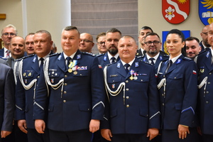 Policjanci i pracownicy Komendy Powiatowej Policji w Brzozowie obchodzili wczoraj swoje święto. Podczas uroczystej zbiórki funkcjonariusze brzozowskiej jednostki odebrali odznaczenia i awanse na wyższe stopnie służbowe. Akty mianowania wręczył Zastępca Komendanta Wojewódzkiego Policji w Rzeszowie insp. Piotr Stępka oraz Komendant Powiatowy Policji w Brzozowie mł. insp. Robert Gęborys.