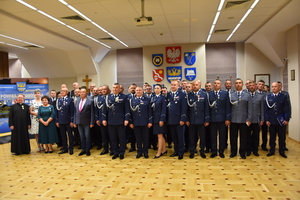 Policjanci i pracownicy Komendy Powiatowej Policji w Brzozowie obchodzili wczoraj swoje święto. Podczas uroczystej zbiórki funkcjonariusze brzozowskiej jednostki odebrali odznaczenia i awanse na wyższe stopnie służbowe. Akty mianowania wręczył Zastępca Komendanta Wojewódzkiego Policji w Rzeszowie insp. Piotr Stępka oraz Komendant Powiatowy Policji w Brzozowie mł. insp. Robert Gęborys.