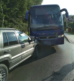 Policjanci z Brzozowa pracowali na miejscu kolizji, do jakiej doszło wczoraj w Izdebkach. W zderzeniu autobusu z jeppem, na szczęście nikt nie ucierpiał. Za spowodowanie zagrożenia w ruchu drogowym 50-latek kierujący autobusem turystycznym odpowie przed sądem.