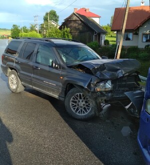 Policjanci z Brzozowa pracowali na miejscu kolizji, do jakiej doszło wczoraj w Izdebkach. W zderzeniu autobusu z jeppem, na szczęście nikt nie ucierpiał. Za spowodowanie zagrożenia w ruchu drogowym 50-latek kierujący autobusem turystycznym odpowie przed sądem.