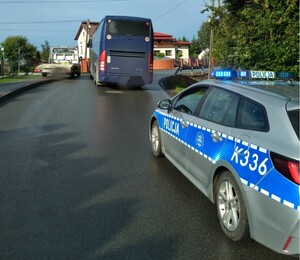 Policjanci z Brzozowa pracowali na miejscu kolizji, do jakiej doszło wczoraj w Izdebkach. W zderzeniu autobusu z jeppem, na szczęście nikt nie ucierpiał. Za spowodowanie zagrożenia w ruchu drogowym 50-latek kierujący autobusem turystycznym odpowie przed sądem.