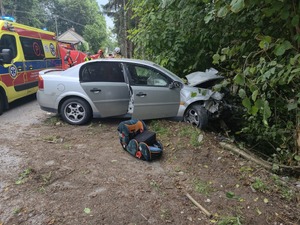 Brzozowscy policjanci pracowali na miejscu zdarzenia drogowego, do którego doszło na drodze powiatowej w Haczowie. Kierujący pojazdem marki Opel stracił panowanie nad pojazdem i wjechał w betonowe ogrodzenie posesji. Kierujący z obrażeniami trafił do szpitala.