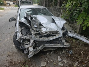 Brzozowscy policjanci pracowali na miejscu zdarzenia drogowego, do którego doszło na drodze powiatowej w Haczowie. Kierujący pojazdem marki Opel stracił panowanie nad pojazdem i wjechał w betonowe ogrodzenie posesji. Kierujący z obrażeniami trafił do szpitala.