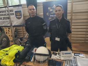 Jakie warunki musi spełniać kandydat na policjanta? Jak wyglądają poszczególne etapy rekrutacji? Na te i wiele innych pytań, brzozowscy funkcjonariusze udzielali odpowiedzi podczas targów pracy. Mundurowi opowiadali przyszłym stróżom prawa także o tym, jak w praktyce wygląda policyjna służba.
We wtorek w hali sportowej I Liceum Ogólnokształcącego im. Kazimierza Wielkiego w Brzozowie odbyły się Brzozowskie Targi Pracy i Edukacji. Gospodarzem wydarzenia był Powiatowy Urząd Pracy w Brzozowie oraz Komenda Wojewódzka Ochotniczych Hufców Pracy w Rzeszowie, którzy zaprosili osoby zastanawiające się nad wyborem ścieżki zawodowej.