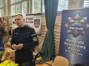 Jakie warunki musi spełniać kandydat na policjanta? Jak wyglądają poszczególne etapy rekrutacji? Na te i wiele innych pytań, brzozowscy funkcjonariusze udzielali odpowiedzi podczas targów pracy. Mundurowi opowiadali przyszłym stróżom prawa także o tym, jak w praktyce wygląda policyjna służba.
We wtorek w hali sportowej I Liceum Ogólnokształcącego im. Kazimierza Wielkiego w Brzozowie odbyły się Brzozowskie Targi Pracy i Edukacji. Gospodarzem wydarzenia był Powiatowy Urząd Pracy w Brzozowie oraz Komenda Wojewódzka Ochotniczych Hufców Pracy w Rzeszowie, którzy zaprosili osoby zastanawiające się nad wyborem ścieżki zawodowej.