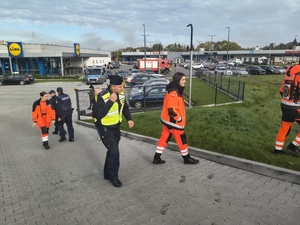 Brzozowscy policjanci brali udział w ćwiczeniach dowódczo-sztabowych pn. „Ewakuacja 2026”, mających na celu doskonalenie procedur związanych w sytuacjach szczególnych  zagrożeń lub sytuacjach kryzysowych.
W minioną środę dyżurny brzozowskiej jednostki otrzymał zgłoszenie o uwolnieniu w budynku Powiatowego Centrum Pomocy Rodzinie w Brzozowie przy ul. Traugutta 30 niezidentyfikowanej substancji, która znajdowała się w dostarczonej przesyłce. W trybie pilnym na miejsce udał się patrol  policji.
