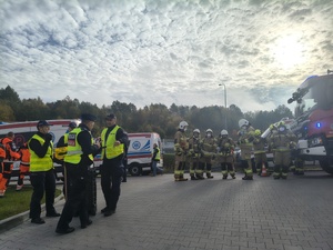 Brzozowscy policjanci brali udział w ćwiczeniach dowódczo-sztabowych pn. „Ewakuacja 2026”, mających na celu doskonalenie procedur związanych w sytuacjach szczególnych  zagrożeń lub sytuacjach kryzysowych.
W minioną środę dyżurny brzozowskiej jednostki otrzymał zgłoszenie o uwolnieniu w budynku Powiatowego Centrum Pomocy Rodzinie w Brzozowie przy ul. Traugutta 30 niezidentyfikowanej substancji, która znajdowała się w dostarczonej przesyłce. W trybie pilnym na miejsce udał się patrol  policji.