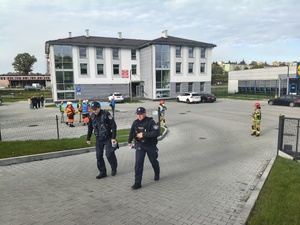 Brzozowscy policjanci brali udział w ćwiczeniach dowódczo-sztabowych pn. „Ewakuacja 2026”, mających na celu doskonalenie procedur związanych w sytuacjach szczególnych  zagrożeń lub sytuacjach kryzysowych.
W minioną środę dyżurny brzozowskiej jednostki otrzymał zgłoszenie o uwolnieniu w budynku Powiatowego Centrum Pomocy Rodzinie w Brzozowie przy ul. Traugutta 30 niezidentyfikowanej substancji, która znajdowała się w dostarczonej przesyłce. W trybie pilnym na miejsce udał się patrol  policji.
