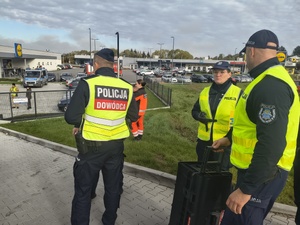 Brzozowscy policjanci brali udział w ćwiczeniach dowódczo-sztabowych pn. „Ewakuacja 2026”, mających na celu doskonalenie procedur związanych w sytuacjach szczególnych  zagrożeń lub sytuacjach kryzysowych.
W minioną środę dyżurny brzozowskiej jednostki otrzymał zgłoszenie o uwolnieniu w budynku Powiatowego Centrum Pomocy Rodzinie w Brzozowie przy ul. Traugutta 30 niezidentyfikowanej substancji, która znajdowała się w dostarczonej przesyłce. W trybie pilnym na miejsce udał się patrol  policji.