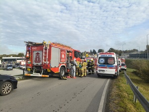 Brzozowscy policjanci brali udział w ćwiczeniach dowódczo-sztabowych pn. „Ewakuacja 2026”, mających na celu doskonalenie procedur związanych w sytuacjach szczególnych  zagrożeń lub sytuacjach kryzysowych.
W minioną środę dyżurny brzozowskiej jednostki otrzymał zgłoszenie o uwolnieniu w budynku Powiatowego Centrum Pomocy Rodzinie w Brzozowie przy ul. Traugutta 30 niezidentyfikowanej substancji, która znajdowała się w dostarczonej przesyłce. W trybie pilnym na miejsce udał się patrol  policji.