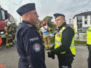 Brzozowscy policjanci brali udział w ćwiczeniach dowódczo-sztabowych pn. „Ewakuacja 2026”, mających na celu doskonalenie procedur związanych w sytuacjach szczególnych  zagrożeń lub sytuacjach kryzysowych.
W minioną środę dyżurny brzozowskiej jednostki otrzymał zgłoszenie o uwolnieniu w budynku Powiatowego Centrum Pomocy Rodzinie w Brzozowie przy ul. Traugutta 30 niezidentyfikowanej substancji, która znajdowała się w dostarczonej przesyłce. W trybie pilnym na miejsce udał się patrol  policji.