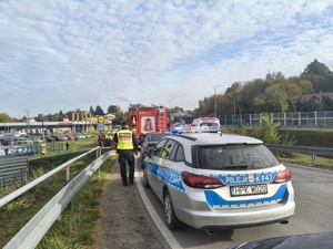 Brzozowscy policjanci brali udział w ćwiczeniach dowódczo-sztabowych pn. „Ewakuacja 2026”, mających na celu doskonalenie procedur związanych w sytuacjach szczególnych  zagrożeń lub sytuacjach kryzysowych.
W minioną środę dyżurny brzozowskiej jednostki otrzymał zgłoszenie o uwolnieniu w budynku Powiatowego Centrum Pomocy Rodzinie w Brzozowie przy ul. Traugutta 30 niezidentyfikowanej substancji, która znajdowała się w dostarczonej przesyłce. W trybie pilnym na miejsce udał się patrol  policji.