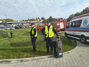Brzozowscy policjanci brali udział w ćwiczeniach dowódczo-sztabowych pn. „Ewakuacja 2026”, mających na celu doskonalenie procedur związanych w sytuacjach szczególnych  zagrożeń lub sytuacjach kryzysowych.
W minioną środę dyżurny brzozowskiej jednostki otrzymał zgłoszenie o uwolnieniu w budynku Powiatowego Centrum Pomocy Rodzinie w Brzozowie przy ul. Traugutta 30 niezidentyfikowanej substancji, która znajdowała się w dostarczonej przesyłce. W trybie pilnym na miejsce udał się patrol  policji.