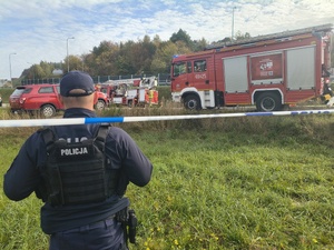 Brzozowscy policjanci brali udział w ćwiczeniach dowódczo-sztabowych pn. „Ewakuacja 2026”, mających na celu doskonalenie procedur związanych w sytuacjach szczególnych  zagrożeń lub sytuacjach kryzysowych.
W minioną środę dyżurny brzozowskiej jednostki otrzymał zgłoszenie o uwolnieniu w budynku Powiatowego Centrum Pomocy Rodzinie w Brzozowie przy ul. Traugutta 30 niezidentyfikowanej substancji, która znajdowała się w dostarczonej przesyłce. W trybie pilnym na miejsce udał się patrol  policji.