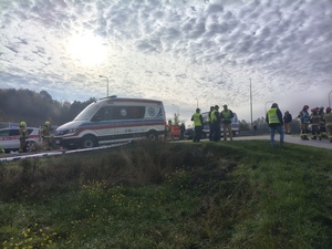 Brzozowscy policjanci brali udział w ćwiczeniach dowódczo-sztabowych pn. „Ewakuacja 2026”, mających na celu doskonalenie procedur związanych w sytuacjach szczególnych  zagrożeń lub sytuacjach kryzysowych.
W minioną środę dyżurny brzozowskiej jednostki otrzymał zgłoszenie o uwolnieniu w budynku Powiatowego Centrum Pomocy Rodzinie w Brzozowie przy ul. Traugutta 30 niezidentyfikowanej substancji, która znajdowała się w dostarczonej przesyłce. W trybie pilnym na miejsce udał się patrol  policji.