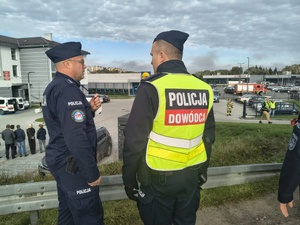 Brzozowscy policjanci brali udział w ćwiczeniach dowódczo-sztabowych pn. „Ewakuacja 2026”, mających na celu doskonalenie procedur związanych w sytuacjach szczególnych  zagrożeń lub sytuacjach kryzysowych.
W minioną środę dyżurny brzozowskiej jednostki otrzymał zgłoszenie o uwolnieniu w budynku Powiatowego Centrum Pomocy Rodzinie w Brzozowie przy ul. Traugutta 30 niezidentyfikowanej substancji, która znajdowała się w dostarczonej przesyłce. W trybie pilnym na miejsce udał się patrol  policji.