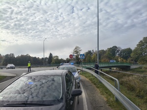Brzozowscy policjanci brali udział w ćwiczeniach dowódczo-sztabowych pn. „Ewakuacja 2026”, mających na celu doskonalenie procedur związanych w sytuacjach szczególnych  zagrożeń lub sytuacjach kryzysowych.
W minioną środę dyżurny brzozowskiej jednostki otrzymał zgłoszenie o uwolnieniu w budynku Powiatowego Centrum Pomocy Rodzinie w Brzozowie przy ul. Traugutta 30 niezidentyfikowanej substancji, która znajdowała się w dostarczonej przesyłce. W trybie pilnym na miejsce udał się patrol  policji.
