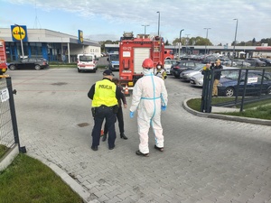 Brzozowscy policjanci brali udział w ćwiczeniach dowódczo-sztabowych pn. „Ewakuacja 2026”, mających na celu doskonalenie procedur związanych w sytuacjach szczególnych  zagrożeń lub sytuacjach kryzysowych.
W minioną środę dyżurny brzozowskiej jednostki otrzymał zgłoszenie o uwolnieniu w budynku Powiatowego Centrum Pomocy Rodzinie w Brzozowie przy ul. Traugutta 30 niezidentyfikowanej substancji, która znajdowała się w dostarczonej przesyłce. W trybie pilnym na miejsce udał się patrol  policji.
