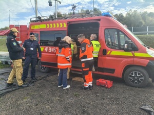 Brzozowscy policjanci brali udział w ćwiczeniach dowódczo-sztabowych pn. „Ewakuacja 2026”, mających na celu doskonalenie procedur związanych w sytuacjach szczególnych  zagrożeń lub sytuacjach kryzysowych.
W minioną środę dyżurny brzozowskiej jednostki otrzymał zgłoszenie o uwolnieniu w budynku Powiatowego Centrum Pomocy Rodzinie w Brzozowie przy ul. Traugutta 30 niezidentyfikowanej substancji, która znajdowała się w dostarczonej przesyłce. W trybie pilnym na miejsce udał się patrol  policji.