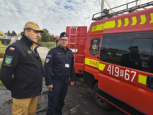 Brzozowscy policjanci brali udział w ćwiczeniach dowódczo-sztabowych pn. „Ewakuacja 2026”, mających na celu doskonalenie procedur związanych w sytuacjach szczególnych  zagrożeń lub sytuacjach kryzysowych.
W minioną środę dyżurny brzozowskiej jednostki otrzymał zgłoszenie o uwolnieniu w budynku Powiatowego Centrum Pomocy Rodzinie w Brzozowie przy ul. Traugutta 30 niezidentyfikowanej substancji, która znajdowała się w dostarczonej przesyłce. W trybie pilnym na miejsce udał się patrol  policji.