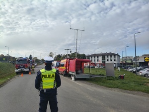 Brzozowscy policjanci brali udział w ćwiczeniach dowódczo-sztabowych pn. „Ewakuacja 2026”, mających na celu doskonalenie procedur związanych w sytuacjach szczególnych  zagrożeń lub sytuacjach kryzysowych.
W minioną środę dyżurny brzozowskiej jednostki otrzymał zgłoszenie o uwolnieniu w budynku Powiatowego Centrum Pomocy Rodzinie w Brzozowie przy ul. Traugutta 30 niezidentyfikowanej substancji, która znajdowała się w dostarczonej przesyłce. W trybie pilnym na miejsce udał się patrol  policji.