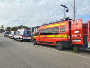 Brzozowscy policjanci brali udział w ćwiczeniach dowódczo-sztabowych pn. „Ewakuacja 2026”, mających na celu doskonalenie procedur związanych w sytuacjach szczególnych  zagrożeń lub sytuacjach kryzysowych.
W minioną środę dyżurny brzozowskiej jednostki otrzymał zgłoszenie o uwolnieniu w budynku Powiatowego Centrum Pomocy Rodzinie w Brzozowie przy ul. Traugutta 30 niezidentyfikowanej substancji, która znajdowała się w dostarczonej przesyłce. W trybie pilnym na miejsce udał się patrol  policji.