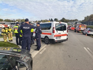 Brzozowscy policjanci brali udział w ćwiczeniach dowódczo-sztabowych pn. „Ewakuacja 2026”, mających na celu doskonalenie procedur związanych w sytuacjach szczególnych  zagrożeń lub sytuacjach kryzysowych.
W minioną środę dyżurny brzozowskiej jednostki otrzymał zgłoszenie o uwolnieniu w budynku Powiatowego Centrum Pomocy Rodzinie w Brzozowie przy ul. Traugutta 30 niezidentyfikowanej substancji, która znajdowała się w dostarczonej przesyłce. W trybie pilnym na miejsce udał się patrol  policji.