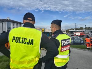 Brzozowscy policjanci brali udział w ćwiczeniach dowódczo-sztabowych pn. „Ewakuacja 2026”, mających na celu doskonalenie procedur związanych w sytuacjach szczególnych  zagrożeń lub sytuacjach kryzysowych.
W minioną środę dyżurny brzozowskiej jednostki otrzymał zgłoszenie o uwolnieniu w budynku Powiatowego Centrum Pomocy Rodzinie w Brzozowie przy ul. Traugutta 30 niezidentyfikowanej substancji, która znajdowała się w dostarczonej przesyłce. W trybie pilnym na miejsce udał się patrol  policji.