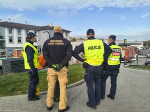 Brzozowscy policjanci brali udział w ćwiczeniach dowódczo-sztabowych pn. „Ewakuacja 2026”, mających na celu doskonalenie procedur związanych w sytuacjach szczególnych  zagrożeń lub sytuacjach kryzysowych.
W minioną środę dyżurny brzozowskiej jednostki otrzymał zgłoszenie o uwolnieniu w budynku Powiatowego Centrum Pomocy Rodzinie w Brzozowie przy ul. Traugutta 30 niezidentyfikowanej substancji, która znajdowała się w dostarczonej przesyłce. W trybie pilnym na miejsce udał się patrol  policji.