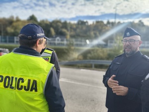 Brzozowscy policjanci brali udział w ćwiczeniach dowódczo-sztabowych pn. „Ewakuacja 2026”, mających na celu doskonalenie procedur związanych w sytuacjach szczególnych  zagrożeń lub sytuacjach kryzysowych.
W minioną środę dyżurny brzozowskiej jednostki otrzymał zgłoszenie o uwolnieniu w budynku Powiatowego Centrum Pomocy Rodzinie w Brzozowie przy ul. Traugutta 30 niezidentyfikowanej substancji, która znajdowała się w dostarczonej przesyłce. W trybie pilnym na miejsce udał się patrol  policji.
